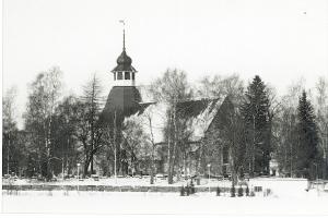 Esikatselukuva:&nbsp;Kalannin kirkon eteläinen sivu ja itäinen pääty, talvi, 1977, Kalanti.
