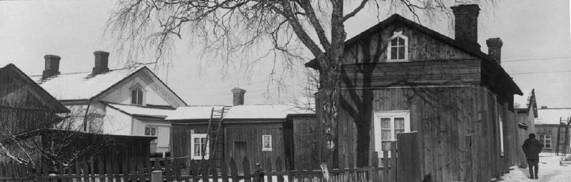 Esikatselukuva: Vanhat puurakennukset, Myllykatu 20, merimiehenkotimuseo, piharakennukset, lunta maassa