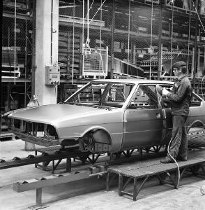 Esikatselukuva:&nbsp;Uudenkaupungin autotehdas, Oy Saab-Valmet Ab, autonasentaja viimeistelee Talbot-henkilöautoa tuotantolinjalla