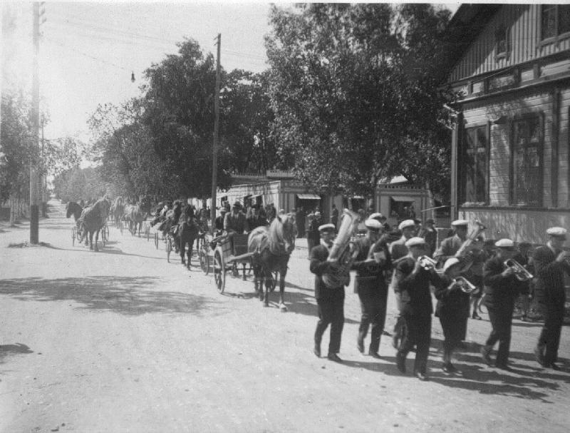 Esikatselukuva:&nbsp;Kulkue, marssi, paraati Uudenkaupungin kaduilla, soittokunta, hevoset, ravit