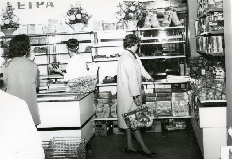 Esikatselukuva: Sura & Kumpp., liha-, maito- ja leipämyymälä, asiakkaat, leipäosasto