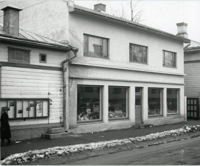 Esikatselukuva:&nbsp;Uusikaupunki, kaupunkikuva, puinen ja rapattu asuin- ja liikerakennus