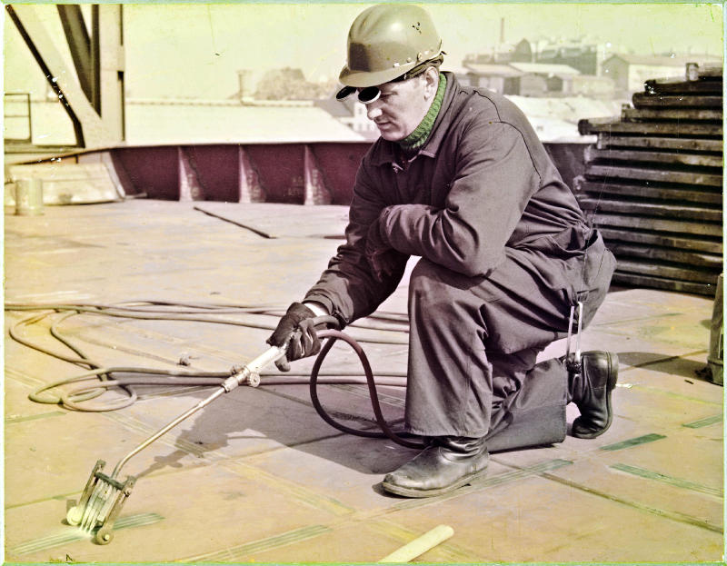 Esikatselukuva:&nbsp;Laivan kantta oikaistaan monipillilaiteella