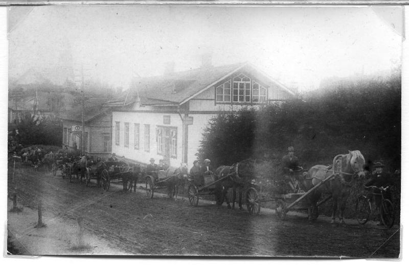 Esikatselukuva:&nbsp;Nahkurimestari Mäkikosken ruumissaatto Kaupin kohdalla postin rinteessä 1924. Tepun Vaissi eli Vasili Klementjeff ruumiin kuljettajana