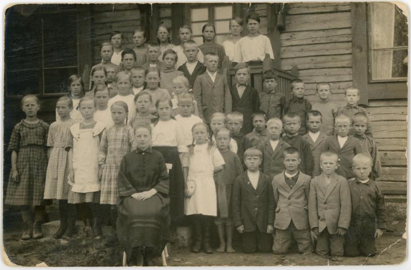 Esikatselukuva: Haapavaaran kansakoulun ensimmäiset oppilaat lukuvuonna, opettaja Lyyli (Lyydia) Halonen. Eturivissä 4. oikealta mahd. Yrjö Varis