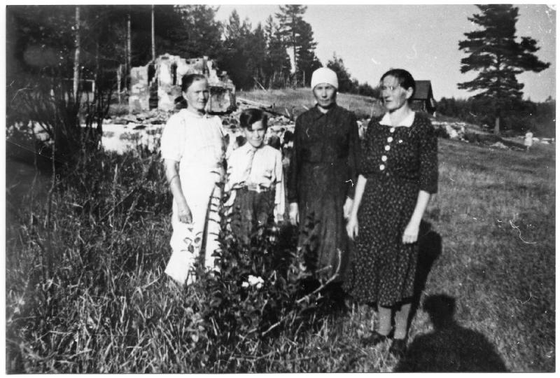 Esikatselukuva: Vasemmalla Elisa Korpela, Erkki Hakulinen, Anna Korpela ja Helena Hakulinen (o.s. Korpela) kotitalonsa raunioilla