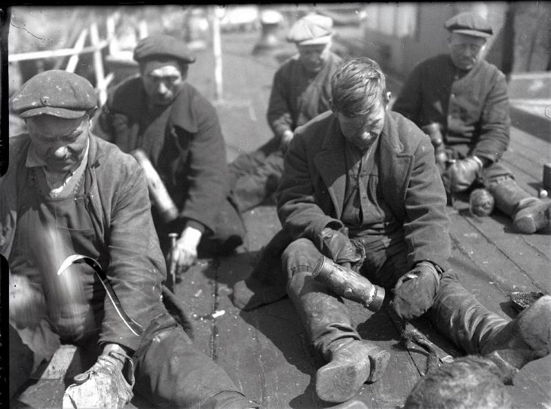 Esikatselukuva:&nbsp;miehet tilkitsevät purjelaivan kantta