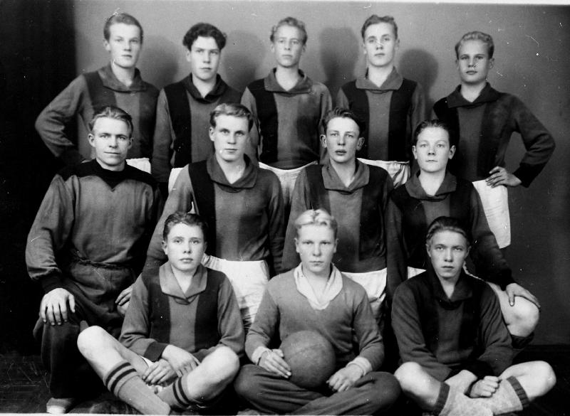Esikatselukuva: Turun Kisa-Veikkojen alle 18-vuotiaiden poikien jalkapallon mestarijoukkue vuonna 1945