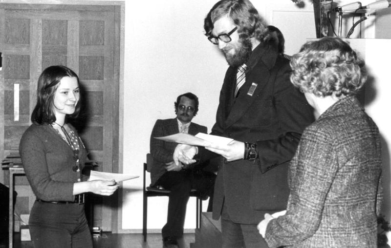 Esikatselukuva: Nuorison taidetapahtuma 1974: Teatteriohjaaja Ossi Räikkä jakamassa tunnustuksia