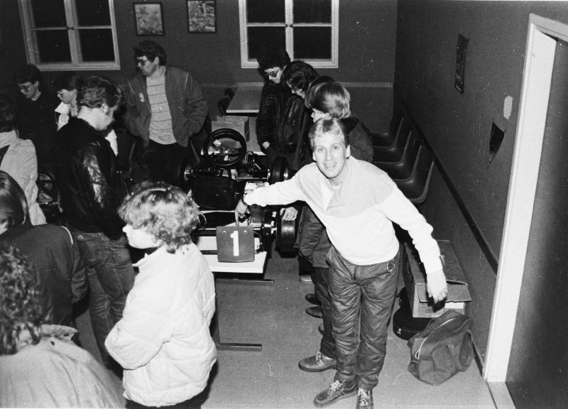 Esikatselukuva:&nbsp;Formula Karting -kerho esittelee mikroautoaan Vähärauman nuorisotilalla