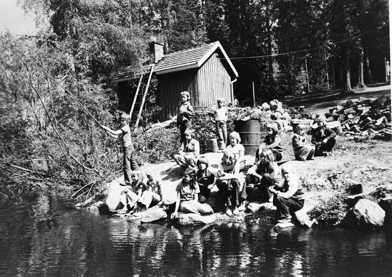 Esikatselukuva: Leiriläisiä puutalkoissa Tammen tilalla Kullaalla