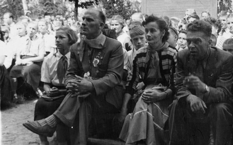 Esikatselukuva:&nbsp;Kerttu Varjo VI kansainvälisillä nuorisofestivaaleilla Moskovassa 1957