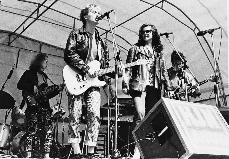 Esikatselukuva: Bändi esiintymässä ulkolavalla