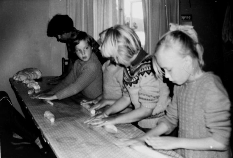 Esikatselukuva: Naantalilaisnuorten kesäleiri vuonna 1966: tytöt leipomassa