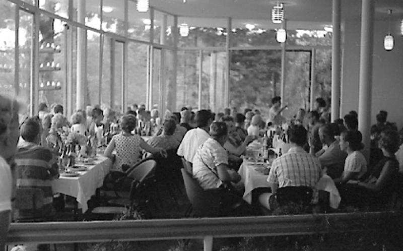 Esikatselukuva: Korvikefestivaalit Mustallamerellä 1965: ravintolassa Suhumissa