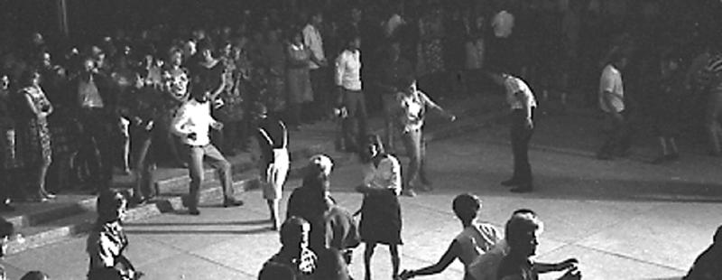 Esikatselukuva: Korvikefestivaalit Mustallamerellä 1965: tanssia illanvietossa