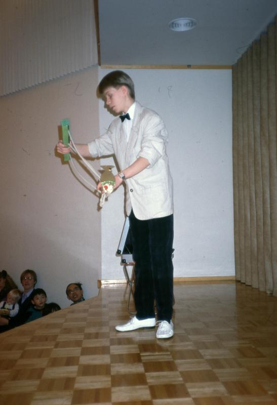 Esikatselukuva: Taikuriesitys Kaijonharjulla 1980-luvun lopulla